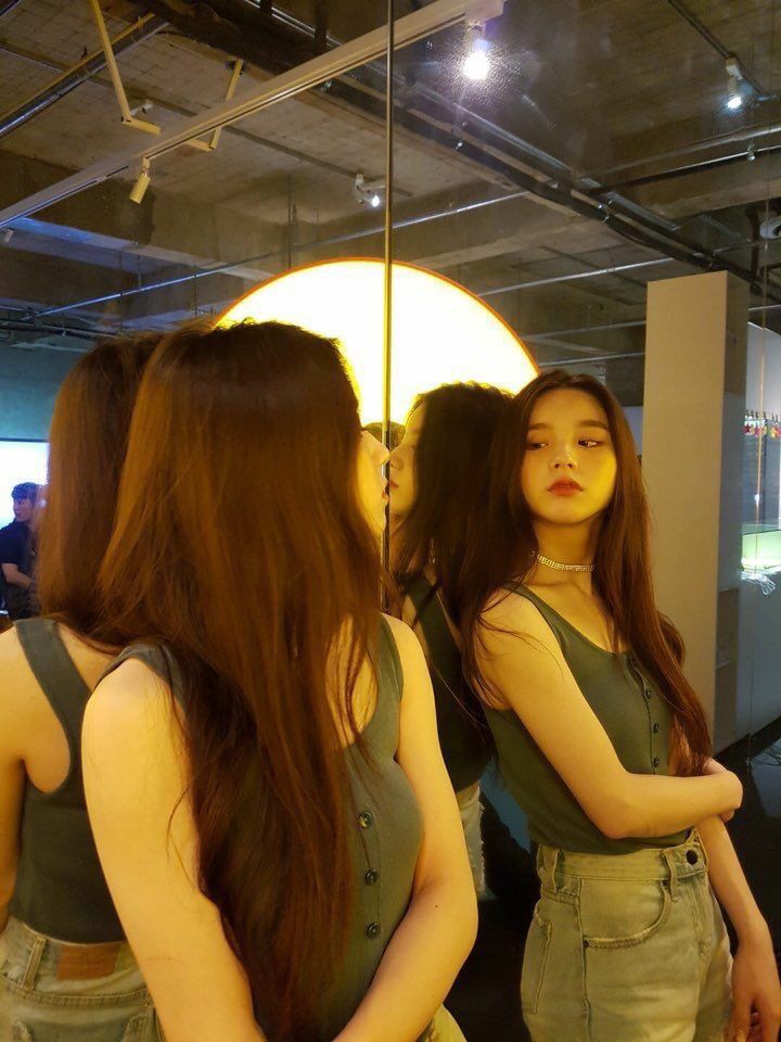 LOONARPBR's tweet photo. 𝘌𝘶 𝘴𝘰𝘶 𝘰 𝘓𝘰𝘰𝘯𝘢, 𝘯𝘢̃𝘰 𝘱𝘰𝘥𝘦𝘮 𝘦𝘹𝘪𝘴𝘵𝘪𝘳 𝘥𝘶𝘢𝘴. Mas.. eu também sou o Loona 😭🦋. https://t.co/nM3RpusqNz