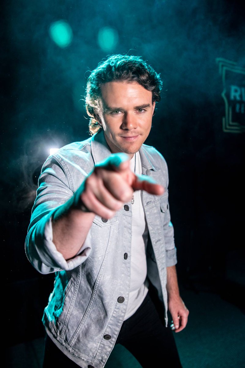 Chris Taylor knows how to strike a pose like no other! Happy Saturday and don't forget to play some music today 😀