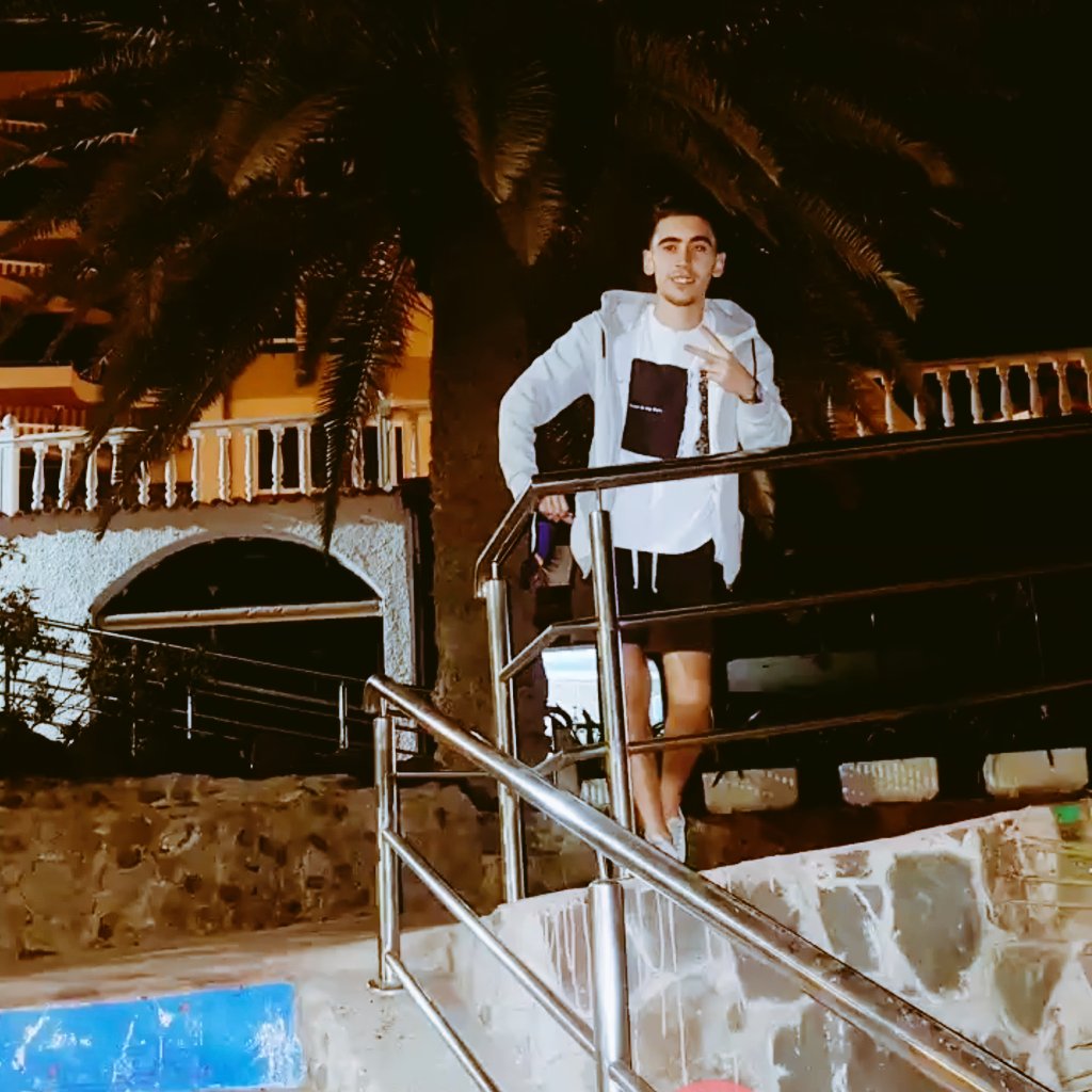 En Un Mundo De Hipócritas, Los Sinceros Somos Los Malos👌🍾🍸