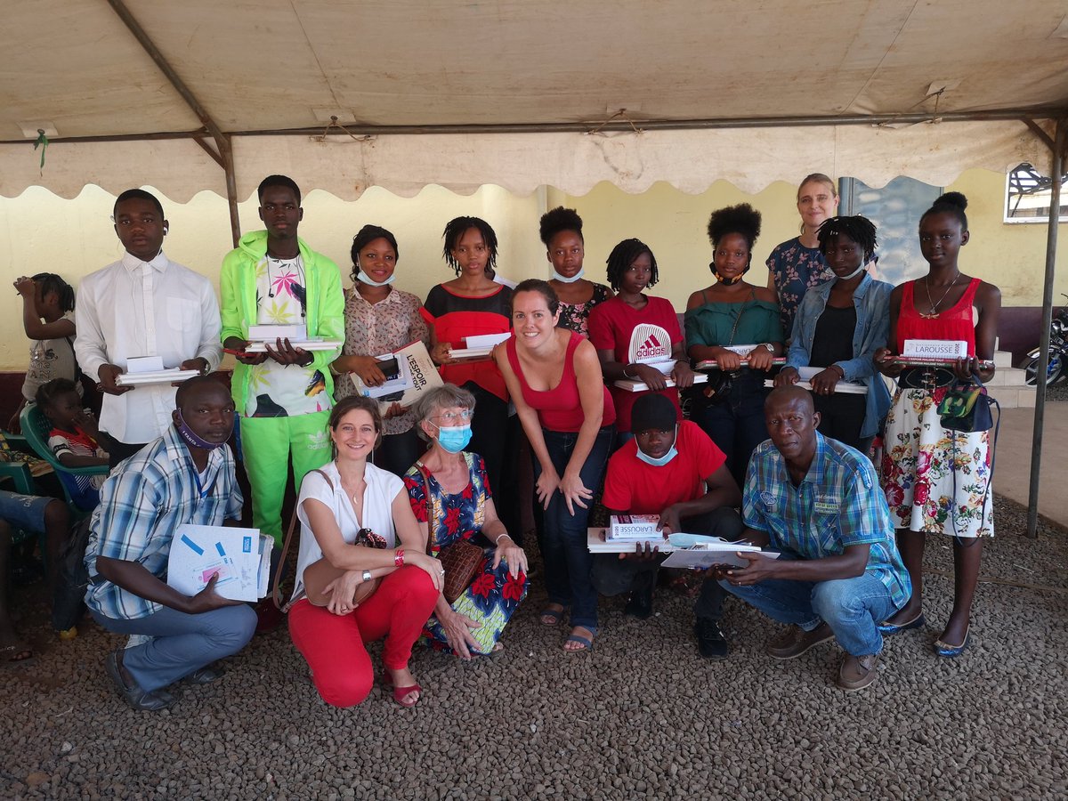 Félicitations au collège Kipé, prix du jury du festival Théâtre et Francophonie pour la jeunesse organisé par l' IF #Guinée avec #Drameducation et merci aux éditions Ganndal d'avoir accueilli cette remise lors du #SILJ + nos partenaires <a href="/WBI_tweet/">WBI</a> @Biciguinee et Bonagui