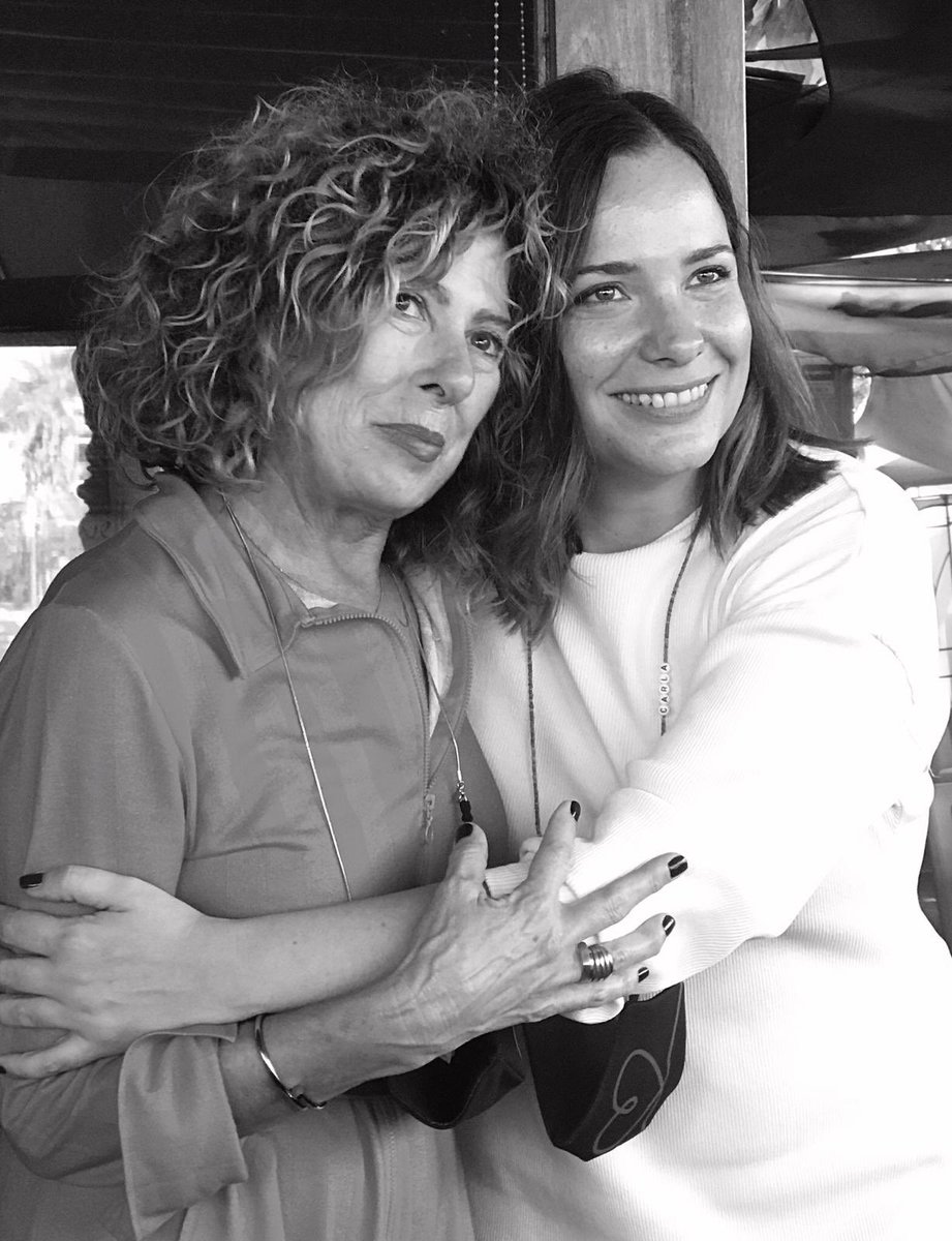 Carlisvalle's tweet photo. Regalazo que ya estoy devorando y que vino con emocionante dedicatoria de @RequenaAguilar #Cumple40 #AmigasquesonFamilia https://t.co/p6dgRnRa3i