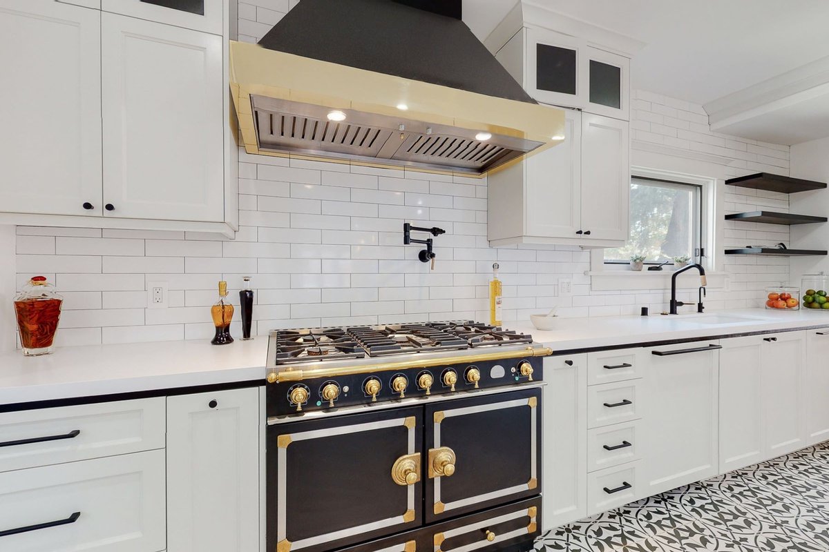 sothebysrealty's tweet photo. Bon Appétit! 5 Homes with La Cornue Ranges. #sothebysrealty #realestate #luxury #curbappeal #luxuryrealestate #design #home #homedesign #architecture #luxurylifestyle #luxe #luxuryhomes #luxurylife #kitchen #oven #stove #French https://t.co/biwP5BHxEf https://t.co/Q1vQBnXk5i