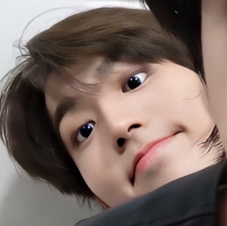 Black_OT12's tweet photo. Encuentra las cinco diferencias, buena suerte!
#Hanjisung #StrayKids https://t.co/W2GQubvRiN