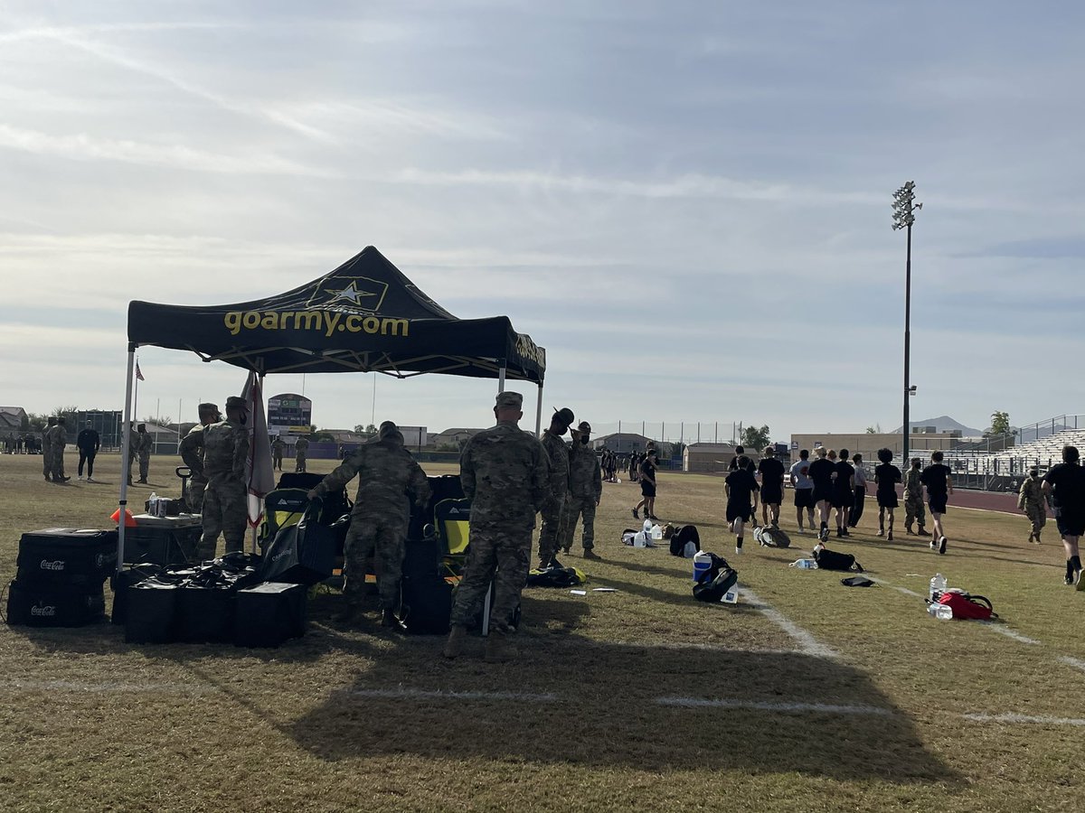 nancydiab11's tweet photo. QCHS Boot Camp experience students working with Army Drill Sargents on physical fitness, drill and ceremony, and personal accountability!  @qcusd @QCBulldogs @eastmarkhs #QCLeads https://t.co/sBmn6vFLa7