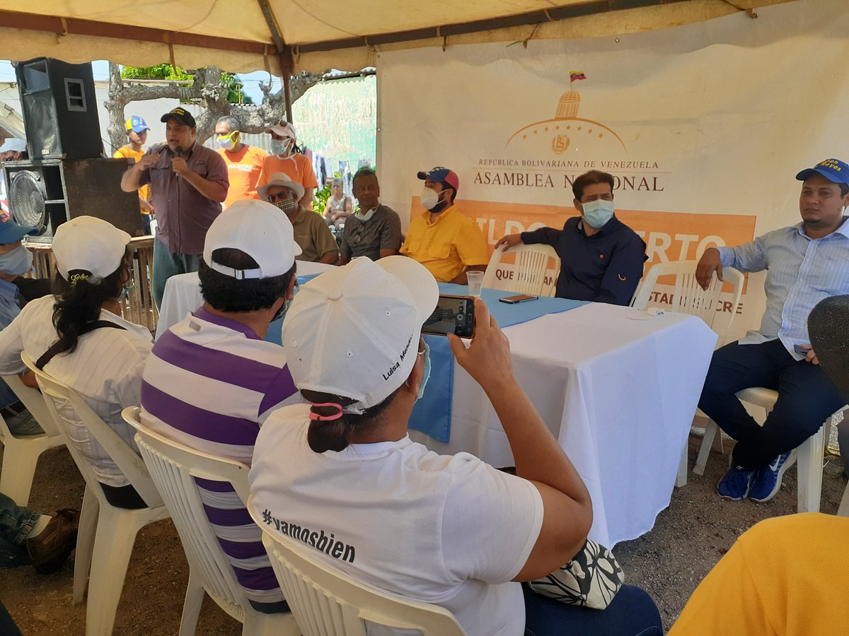 carupano_unt's tweet photo. #21Nov | Desde Cumaná; la primogénita del continente, los diputados @robertalcalasu y @denncispazos encabezan un Cabildo Abierto junto a Angelo Palmeri, secretario de la @AsambleaVE, tras su visita a la entidad en apoyo a la @ConsultaPorVzla. #UNTPorLaConsulta https://t.co/pvWwZQSTg4