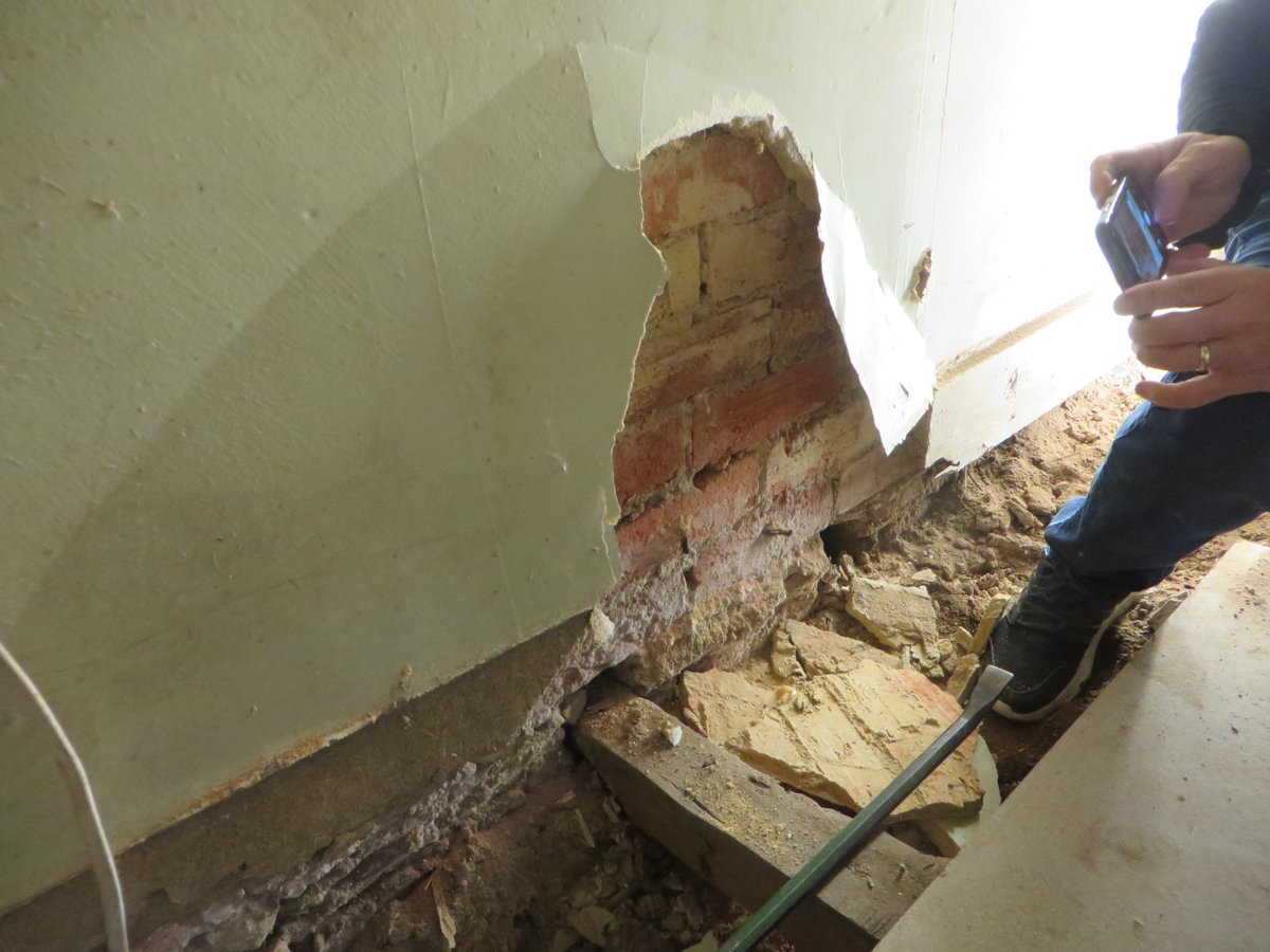 Twit_tru's tweet photo. Thanks to the hugely knowledgeable Prof Duncan Philips @ListedBuilding for a fascinating Saturday afternoon exploring damp! #architecture #buildingpathology https://t.co/JQO8LKghPs