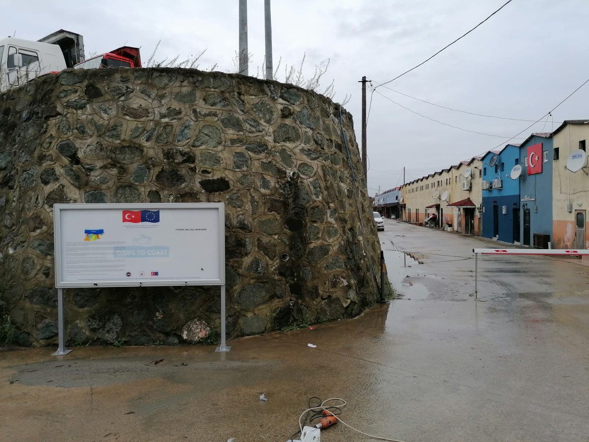 coopstocoast's tweet photo. We are working for the Local Development of the Eastern Blacksea together with the fishery cooperatives. Today the instalment of the bilboards in front of the entrance of the fishing harbors are started. @ABBaskanligi @DiyalogProjesi @GktuDalgi @Halieus_ https://t.co/j3pHX1ZwEI