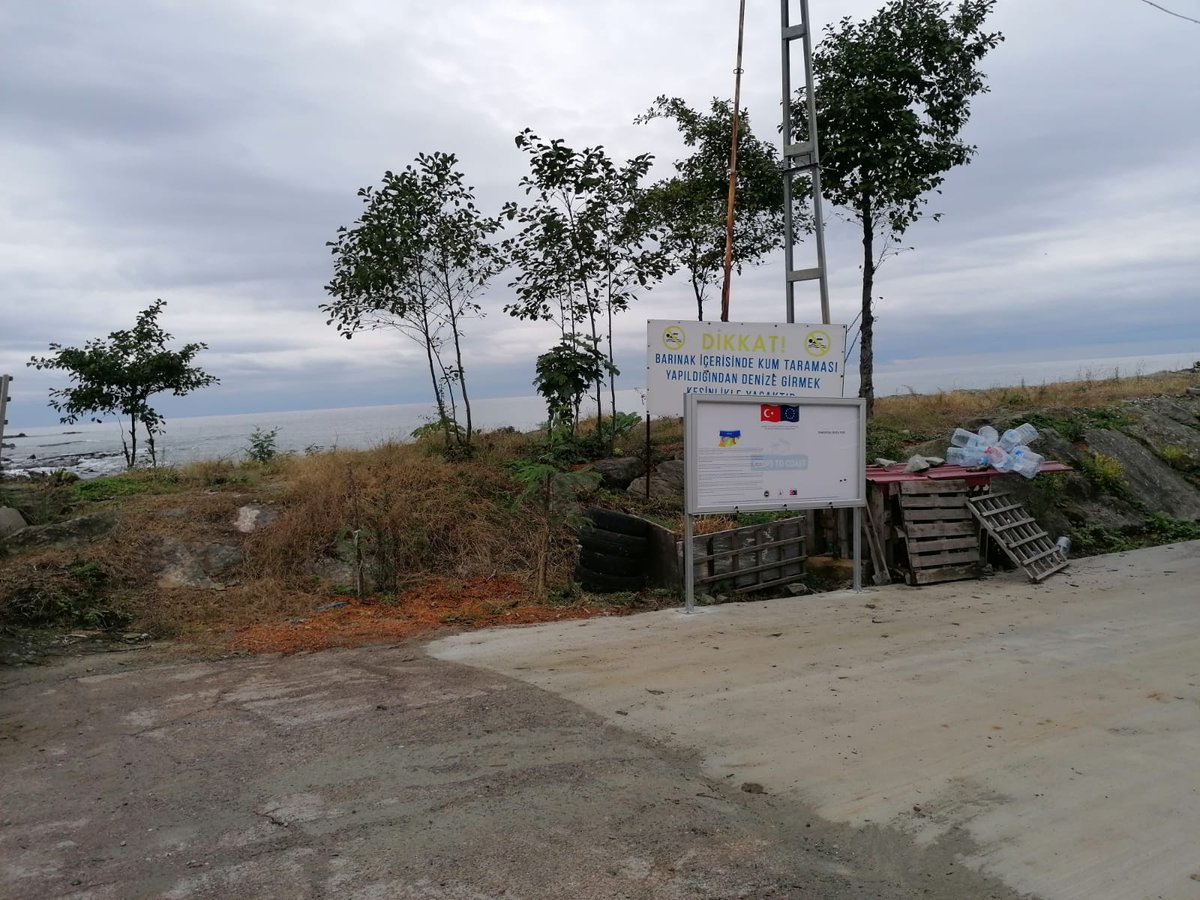 coopstocoast's tweet photo. We are working for the Local Development of the Eastern Blacksea together with the fishery cooperatives. Today the instalment of the bilboards in front of the entrance of the fishing harbors are started. @ABBaskanligi @DiyalogProjesi @GktuDalgi @Halieus_ https://t.co/j3pHX1ZwEI