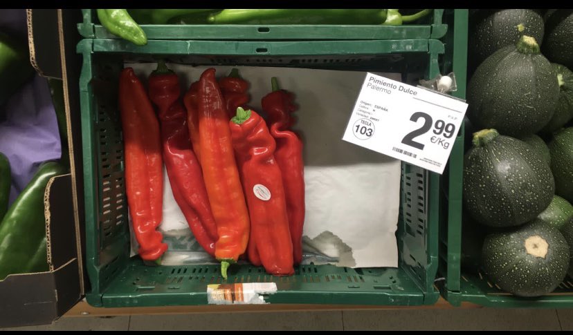 almeriese's tweet photo. Pues esto es lo que se encuentra el consumidor cuando va al supermercado. Sepan ustedes que a los agricultores, estos pimientos se los están pagando en el mejor de los casos a 0,95€/kg. Es un producto particularmente caro por toda la mano de obra que tiene. Una p..ta ruina. https://t.co/fS3TyqRRjd