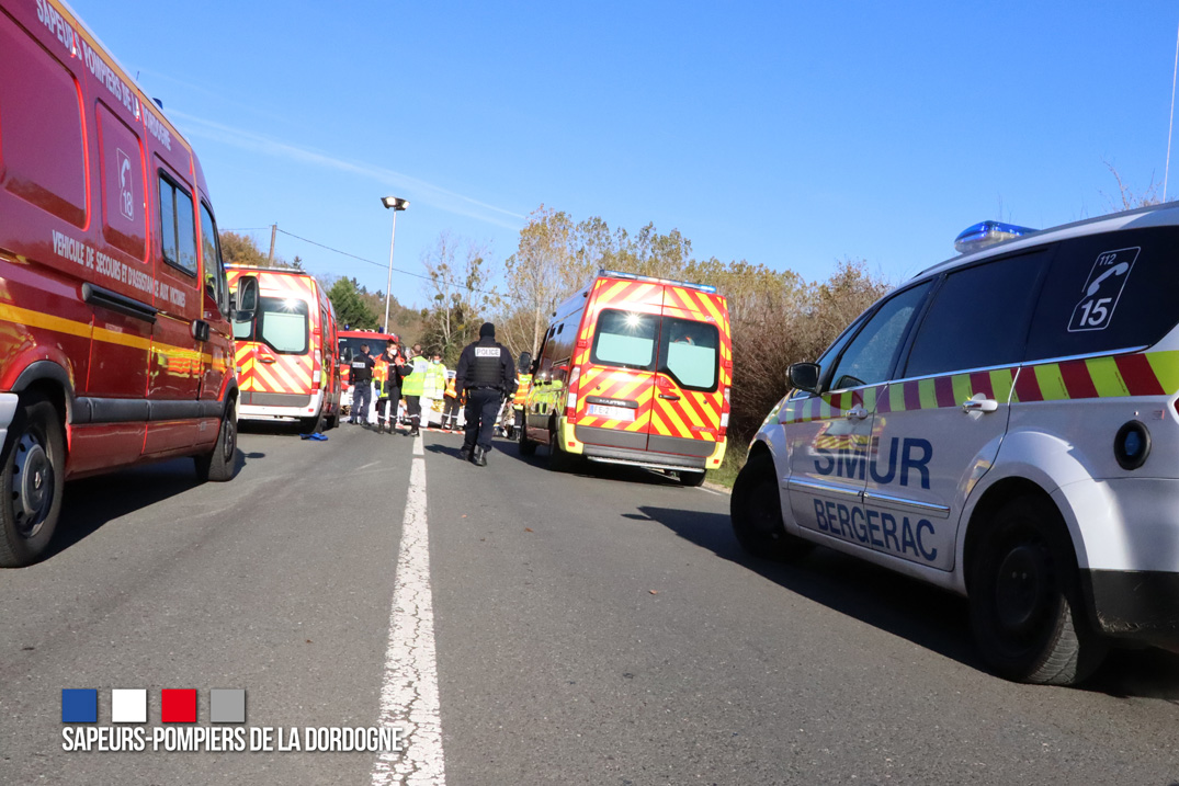pompiers24's tweet photo. 🚨[RESTEZ PRUDENTS] En deux jours, 2 accidents graves de la circulation à Prigonrieux et Bergerac. La prise en charge des victimes s'est faite en parfaite coordination avec #DDSP24 @Gendarmerie_24 #SMUR de Bergerac #SAMU24 et #DPRPM24. Photos J-F. Blanc et M. Thomasson https://t.co/d4gOg1oAXe