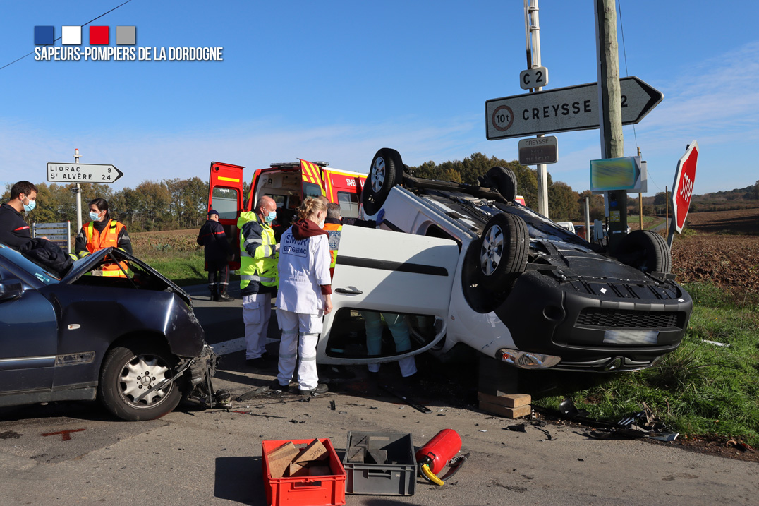 pompiers24's tweet photo. 🚨[RESTEZ PRUDENTS] En deux jours, 2 accidents graves de la circulation à Prigonrieux et Bergerac. La prise en charge des victimes s'est faite en parfaite coordination avec #DDSP24 @Gendarmerie_24 #SMUR de Bergerac #SAMU24 et #DPRPM24. Photos J-F. Blanc et M. Thomasson https://t.co/d4gOg1oAXe