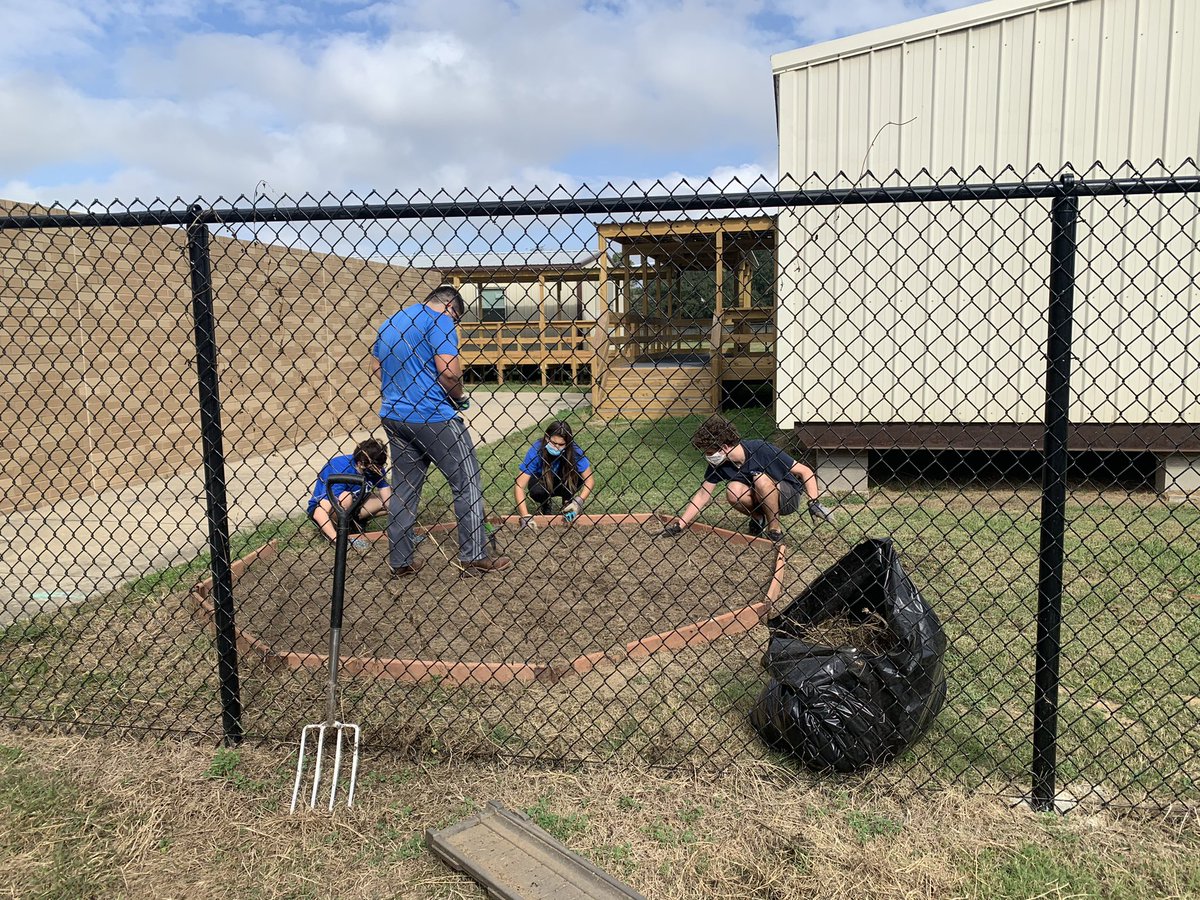 STEMquinn's tweet photo. Fixing up the garden! Weeds out, herbs in #earthconnected https://t.co/RKwGMIaNNf