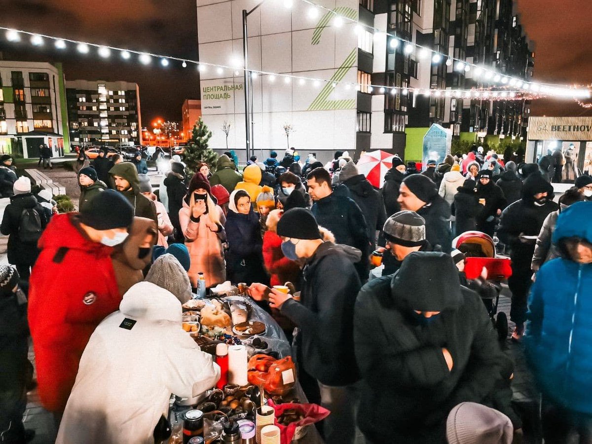 Hanna Liubakova (@HannaLiubakova) on Twitter photo 2020-11-21 17:46:00 #Belarus #Lukashenko won’t ruin this solidarity. Novaya Baravaya, a district in #Minsk where water was cut off invited everyone, who helped local residents, to gather together tonight. People are just talking, drinking tea, discussing stuff. Their unity is amazing #Belarus #Lukashenko won’t ruin this solidarity. Novaya Baravaya, a district in #Minsk where water was cut off invited everyone, who helped local residents, to gather together tonight. People are just talking, drinking tea, discussing stuff. Their unity is amazing