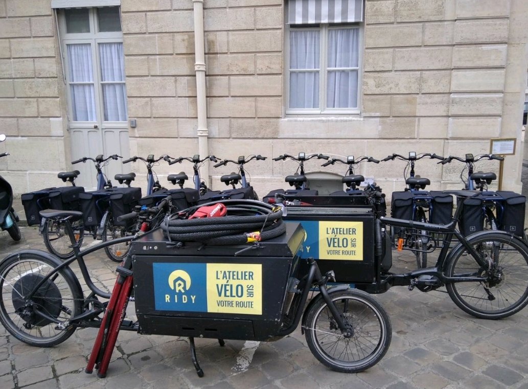 Lelievre_Adrien's tweet photo. Il y a désormais une flotte d'une vingtaine de vélos électriques à l'Elysée. Les modèles roulent depuis la fin de l'été et la maintenance a été confiée à la start-up Ridy. On ne m'a pas précisé si le président Macron s'offrait parfois une balade dans un rayon de 1 km... 🚲⚡ https://t.co/EAd6ZpeOwd