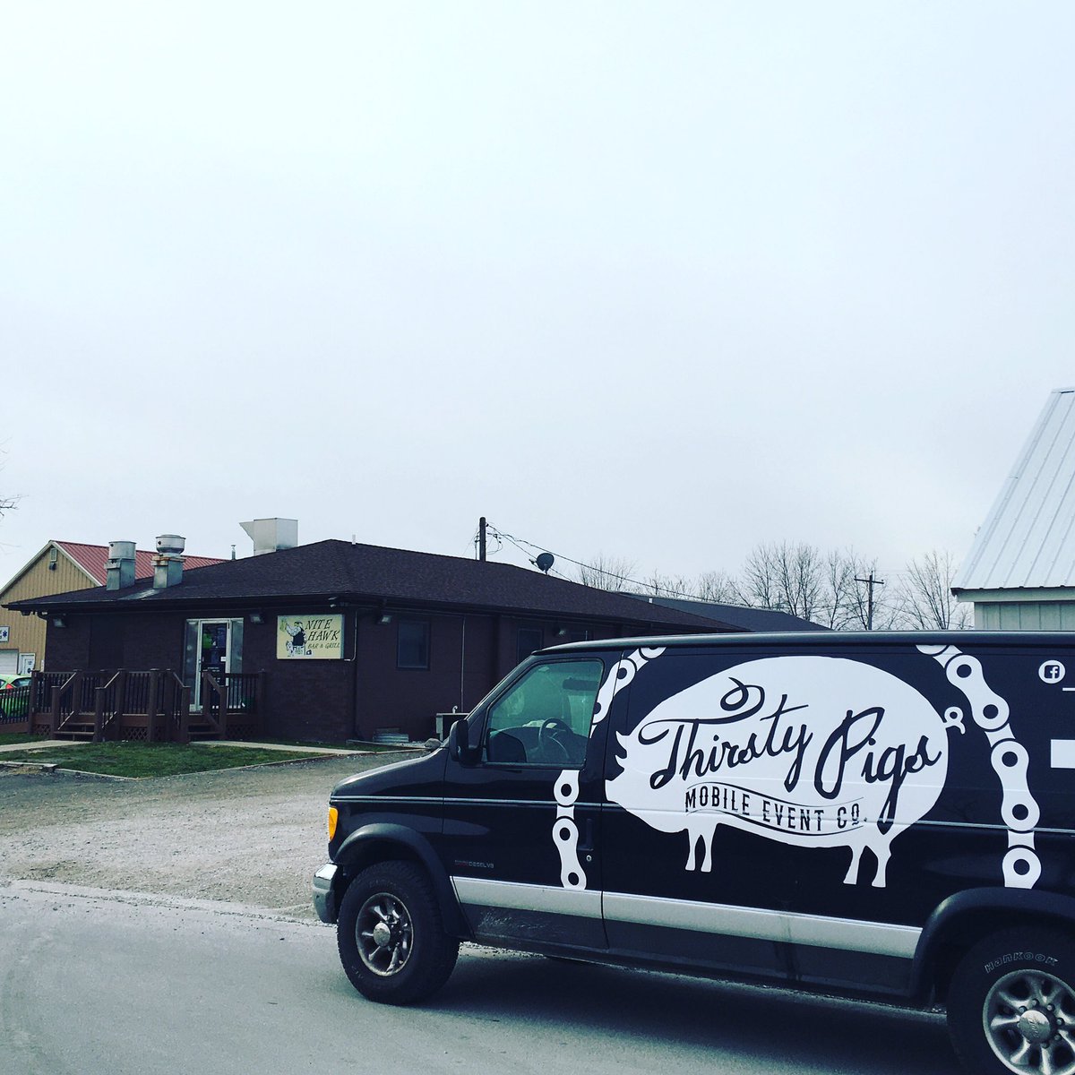 ThirstyPigs's tweet photo. Grabbing a to-go lunch from #nitehawkbarandgrill in #slateriowa #everythingisgreaterinslater Thanks Shawn and team! #supportlocal #belocal #hightrestletrail #iowanice https://t.co/G3NQ1zLAgR