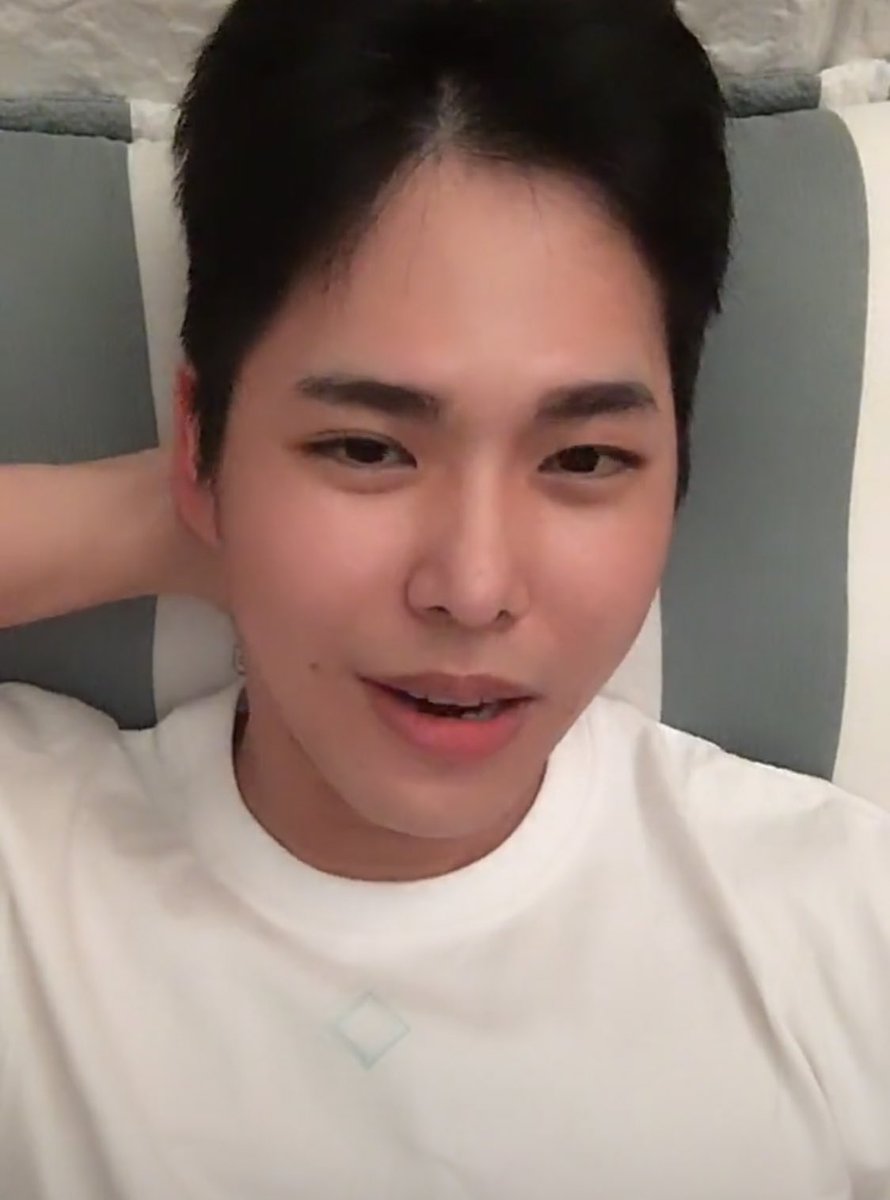dimpledlotus's tweet photo. Why is he so attractive https://t.co/4NChPI9sNj