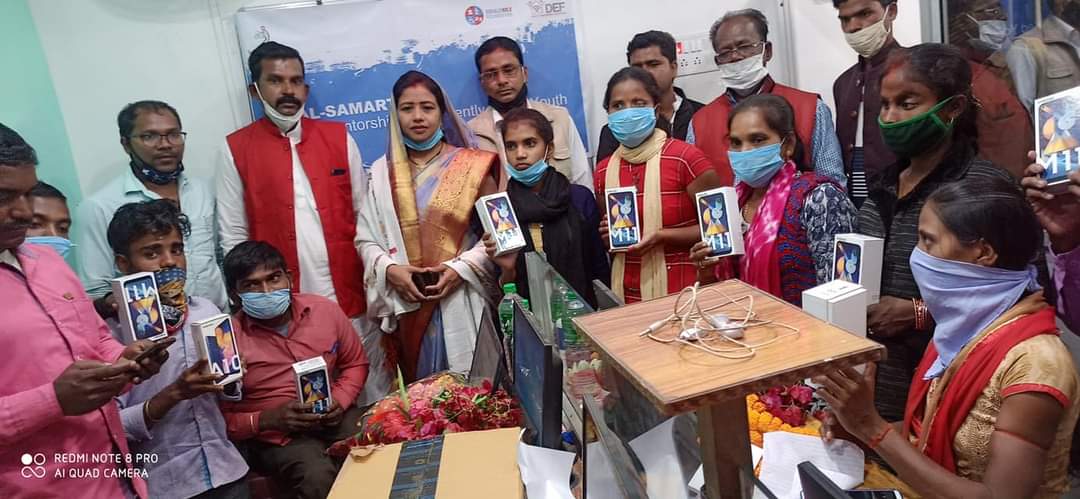 दिव्यांग टेक्निकल सपोर्ट के माध्यम से अपने भविष्य को संवार सकते हैं।
facebook.com/29470855403307…
गोला में डिजिटल एंपावरमेंट फाऊंडेशन रांची  रामगढ़ के तत्वधान में गोला ऑन गोइंग लीडरशिप कार्यक्रम के तहत
10 दिव्यांगों के बीच सैमसंग कंपनी का मोबाइल का वितरण की।