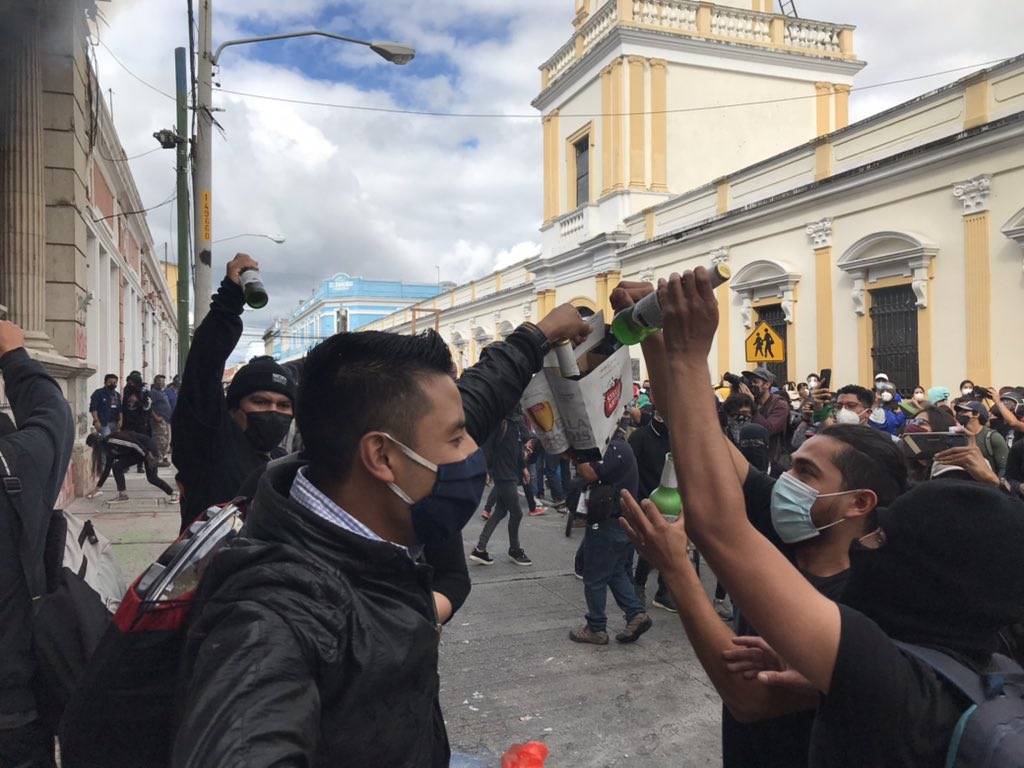 Sonny_Figueroa's tweet photo. En las refrigeradoras del congreso habían cervezas y otras bebidas alcohólicas. Los manifestantes las quebraron. https://t.co/N3S4eTW3nP