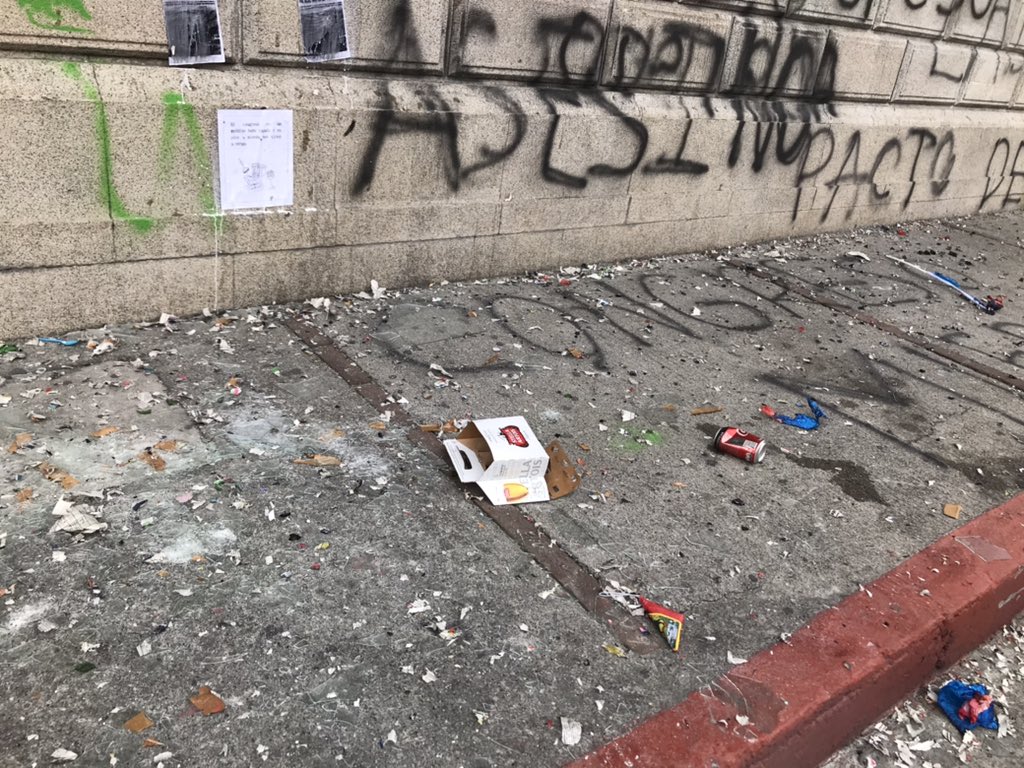 Sonny_Figueroa's tweet photo. En las refrigeradoras del congreso habían cervezas y otras bebidas alcohólicas. Los manifestantes las quebraron. https://t.co/N3S4eTW3nP
