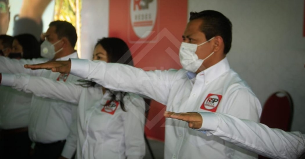 AvilaJavier10's tweet photo. Mtro.  Fernando González Presidente Nacional de Redes Sociales Progresistas, toma protesta al Comité Estatal en Oaxaca.
Lic. Bersahín López Presidente Estatal en Oaxaca.
¡Enhorabuena por sus responsabilidades! 
Somos Progresistas #RSP #Oaxaca https://t.co/2THFeuxS9C