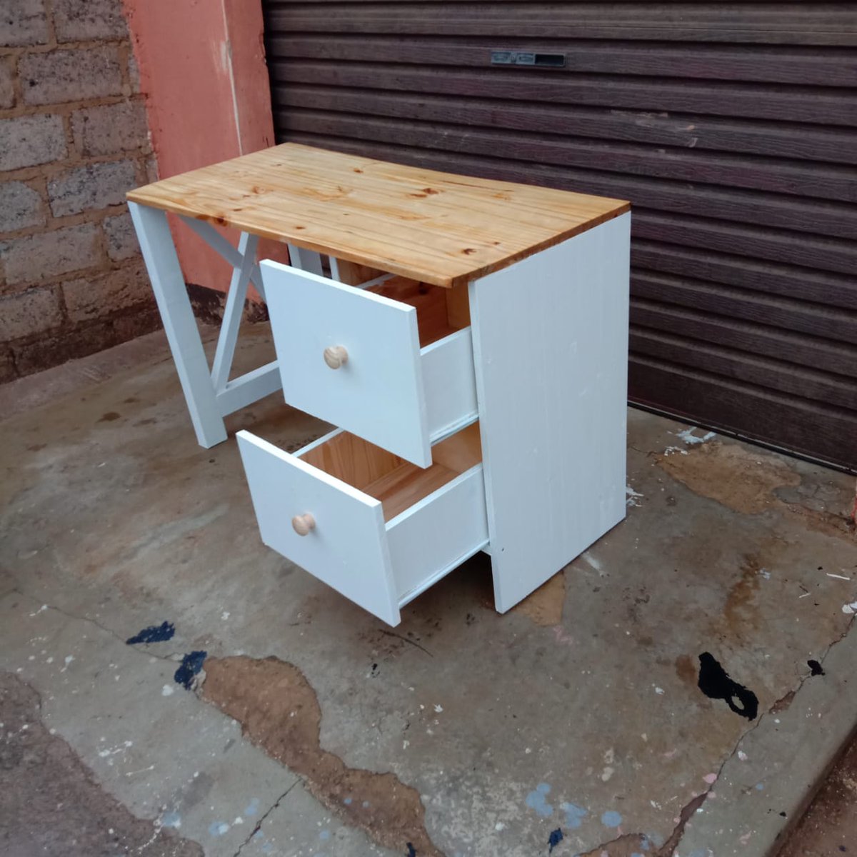 WomenEnough1's tweet photo. Office desk for R1500,made with pine wood .#mbaubet #Uthandonesthembu #DoesItAllInOne 0605506276 is the number you need to call https://t.co/WrcVw5xqCB