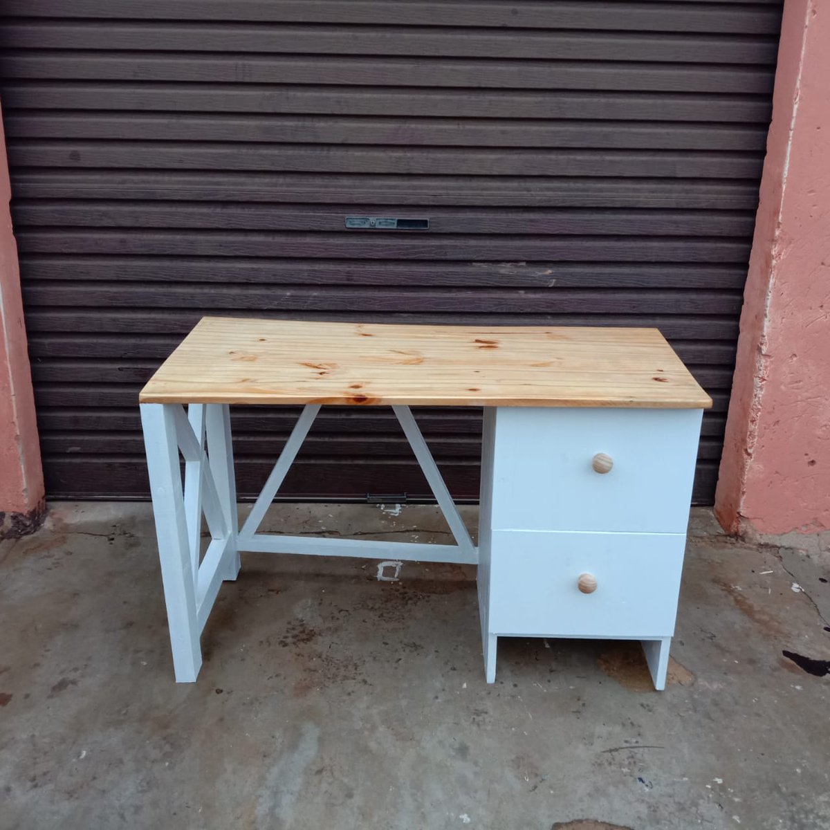 WomenEnough1's tweet photo. Office desk for R1500,made with pine wood .#mbaubet #Uthandonesthembu #DoesItAllInOne 0605506276 is the number you need to call https://t.co/WrcVw5xqCB
