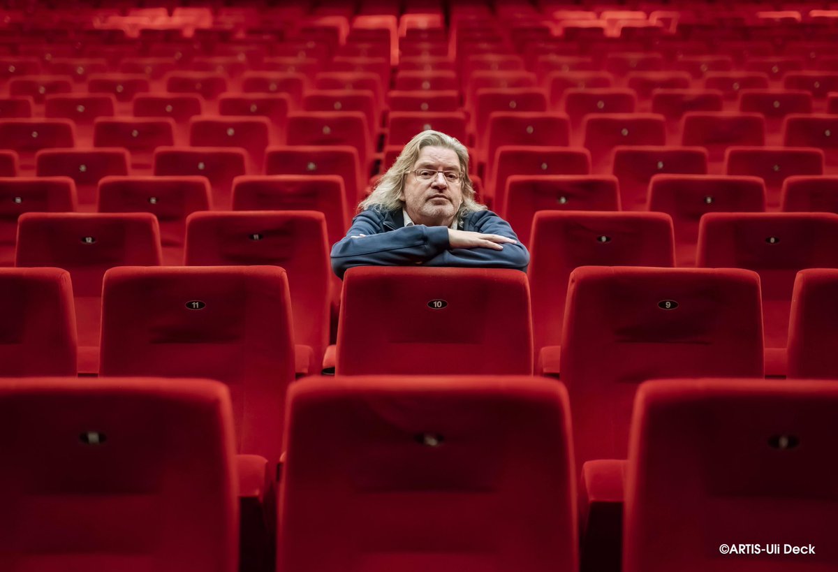 DER VISUELLE K(L)ICK - Kulturportrait in Zeiten von Corona -  Herbert Born, Geschäftsführer des Kinos „Schauburg Filmtheater“ in Karlsruhe, sitzt im Kinosaal Cinerama in leeren Rängen. Foto Copyright: ARTIS-Uli Deck #schauburg#karlsruhe#corona#lockdown#kultur#geschlossen#rot