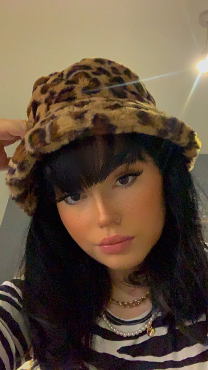 havielove's tweet photo. fluffy hats for the win #fluffyhat #2kool https://t.co/IIp4eXVcjG