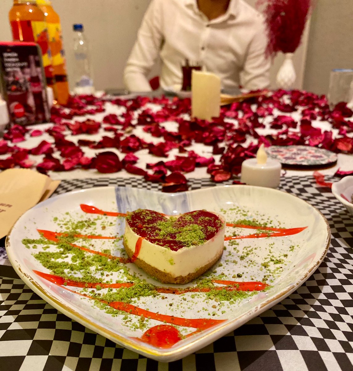 burcuykn's tweet photo. Ömür boyu aşk ile kalalım ❣️ https://t.co/zxtRaipJjl