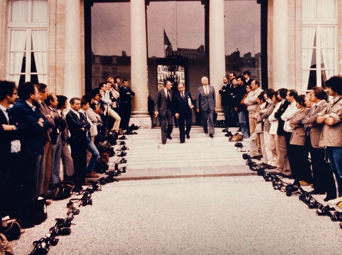 Le 11 juin 1980, à la sortie du conseil des ministres, les photojournalistes de l’Elysées refusent de prendre des clichés et posent leur appareil au sol. La raison ? Un matraquage lors d’une manif quelques jours auparavant.THREAD à dérouler  #StopLoiSecuriteGlobale