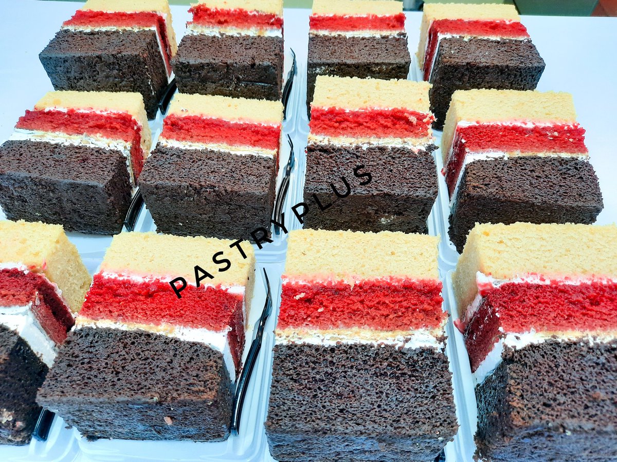 pastryplus's tweet photo. Cake slices https://t.co/3UphsBtOsl
