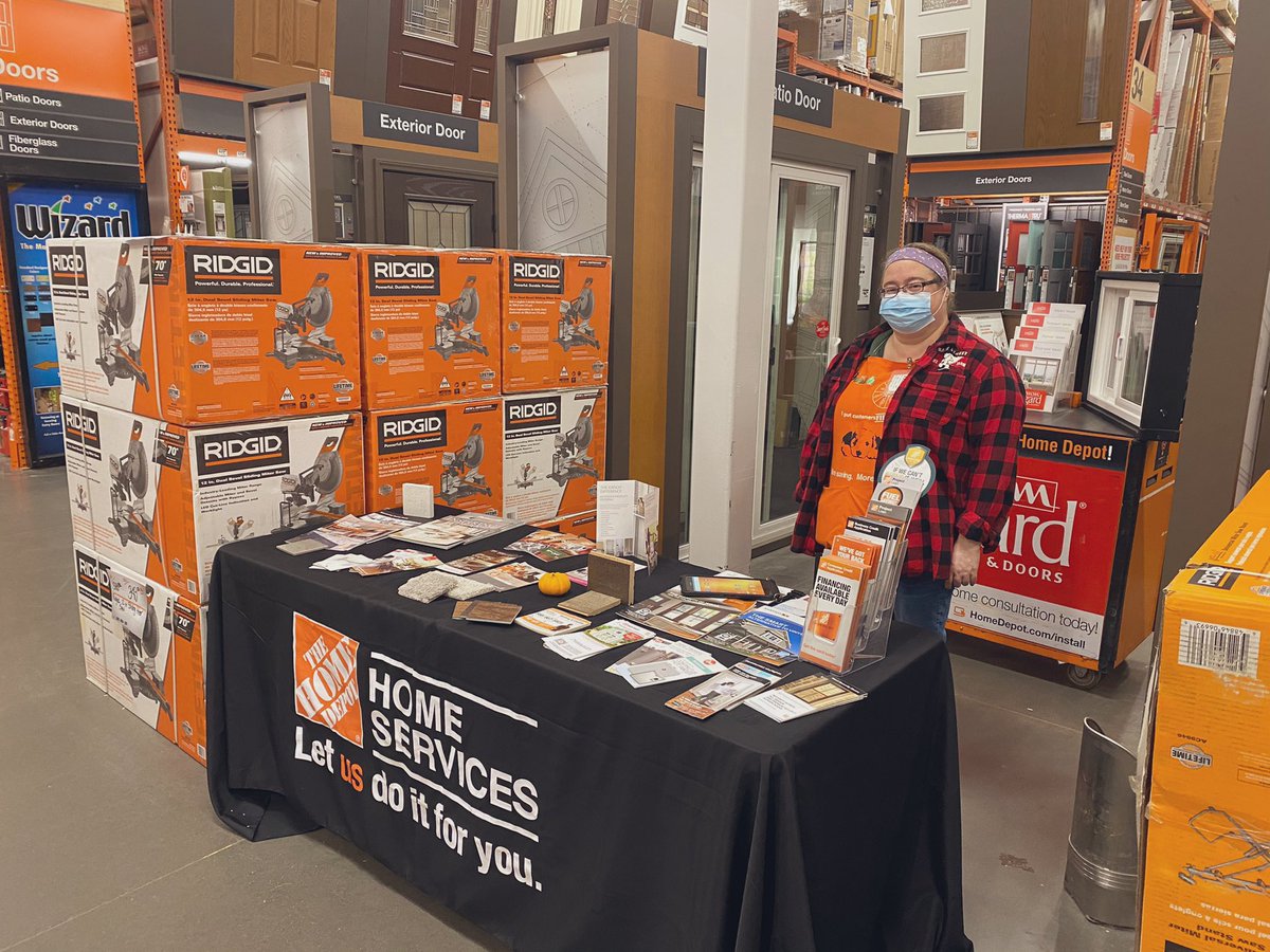 MJHD4007's tweet photo. Resident Lead Queen Sarah B. 🐝👑👸🏼Ready to drive services in D30!!! 🚪🚪🚪Let’s get driving on those sales, team! #TeamJantzen #WeatherproofBusiness @MitchWatsonHD @EricLatkovichHD @blkubes @Mark_THD https://t.co/y0pLggwGtZ