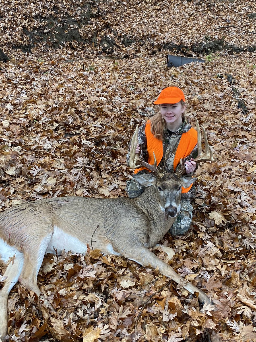 jphilpott342's tweet photo. Lex got a real nice buck today! I told her it's @RealCJ10 level buck! Very proud of her! https://t.co/zFgWNGgs4Z