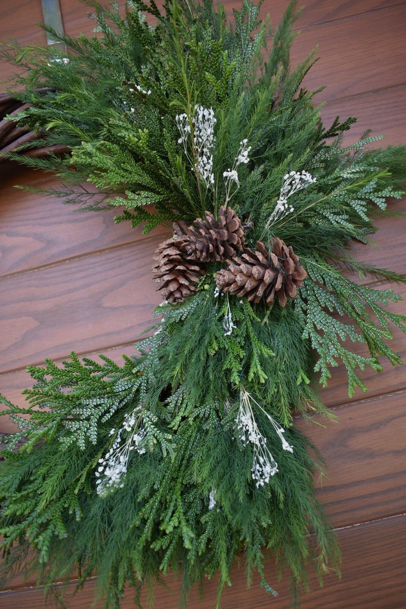 montsejmzg's tweet photo. Hola a todos! Estoy haciendo Coronas Navideñas de follaje natural! Esta ideal de regalo de navidad! Les agradecería si lo comparten! Les dejo mi Instagram para que chequen lo que voy subiendo! https://t.co/QVBF2BhcKG  Gracias!!! https://t.co/0Mb0XYn6eL