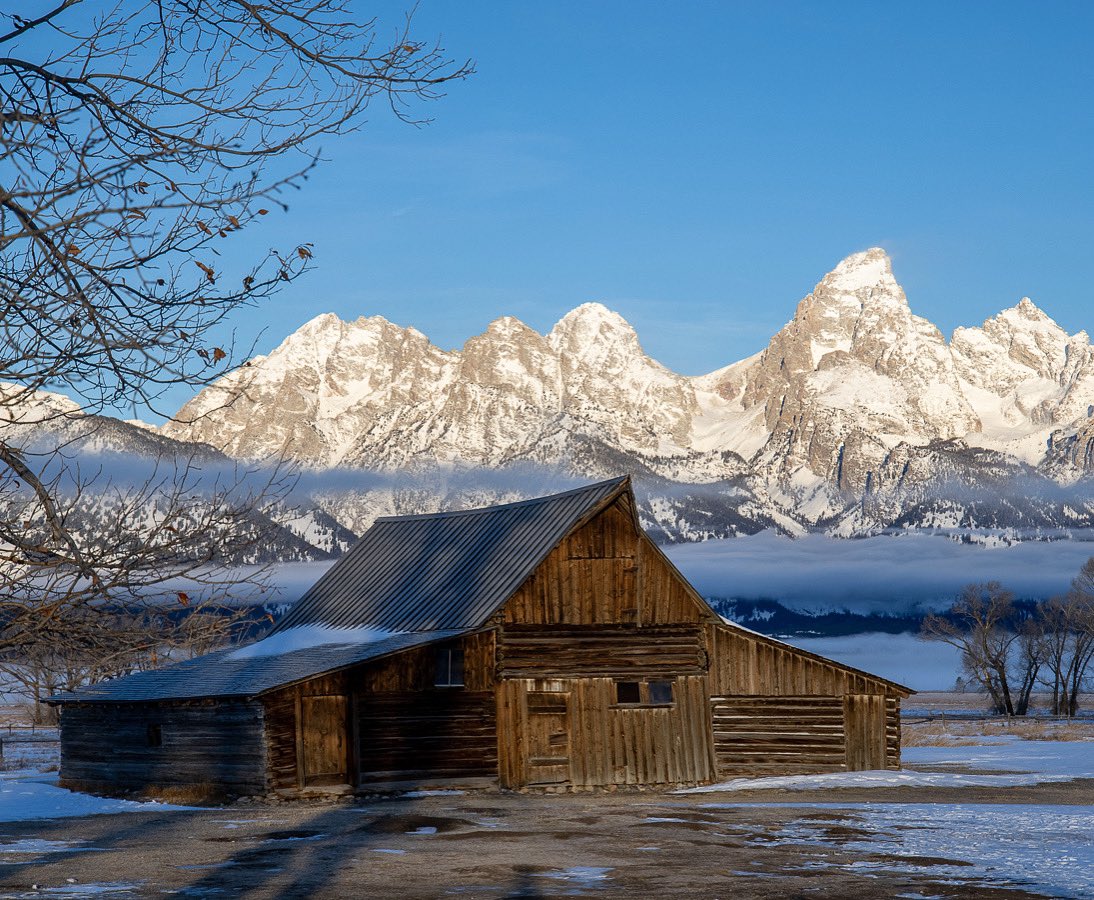 jhski's tweet photo. Historic Moulton Barn along Mormon Row. #jacksonhole #jhdreaming https://t.co/B8op3w7QSY