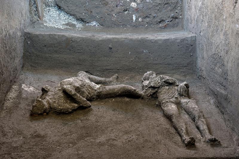 Pompeii's ruins yield scalded bodies of rich man and slave reut.rs/3395dNw