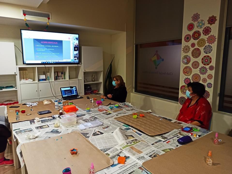 afsmte's tweet photo. Us mostrem les imatges del Taller de sabons naturals, impartit el dijous per Marga Martín, terapeuta floral, via on-line per als nostres usuaris i socis de l'AFMMTE. Ha estat tot un èxit, moltes gràcies per la teva dedicació i professionalitat. 😍🌸 @Margadonna1 
#tallerdesabons https://t.co/iaDoNNZRhZ