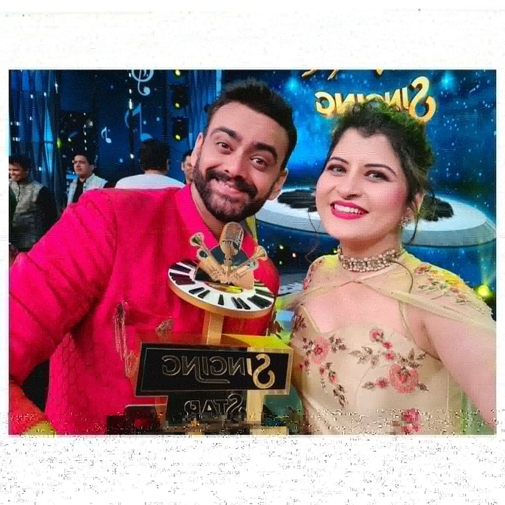 YuvaPrabhav's tweet image. गायिका @savaniravindra आणि अभिनेता आस्ताद काळे यांनी सोनी मराठीवरील 'सिंगिंग स्टार' कार्यक्रमात पटकावलं उपविजेते पद.
@DreamersPR
#savanieeravindrra #savanieeoriginals #secondwinner #runnerup #aastadkale #savanieesings #song #singer #singingstar #sonymarathi #dreamerspr