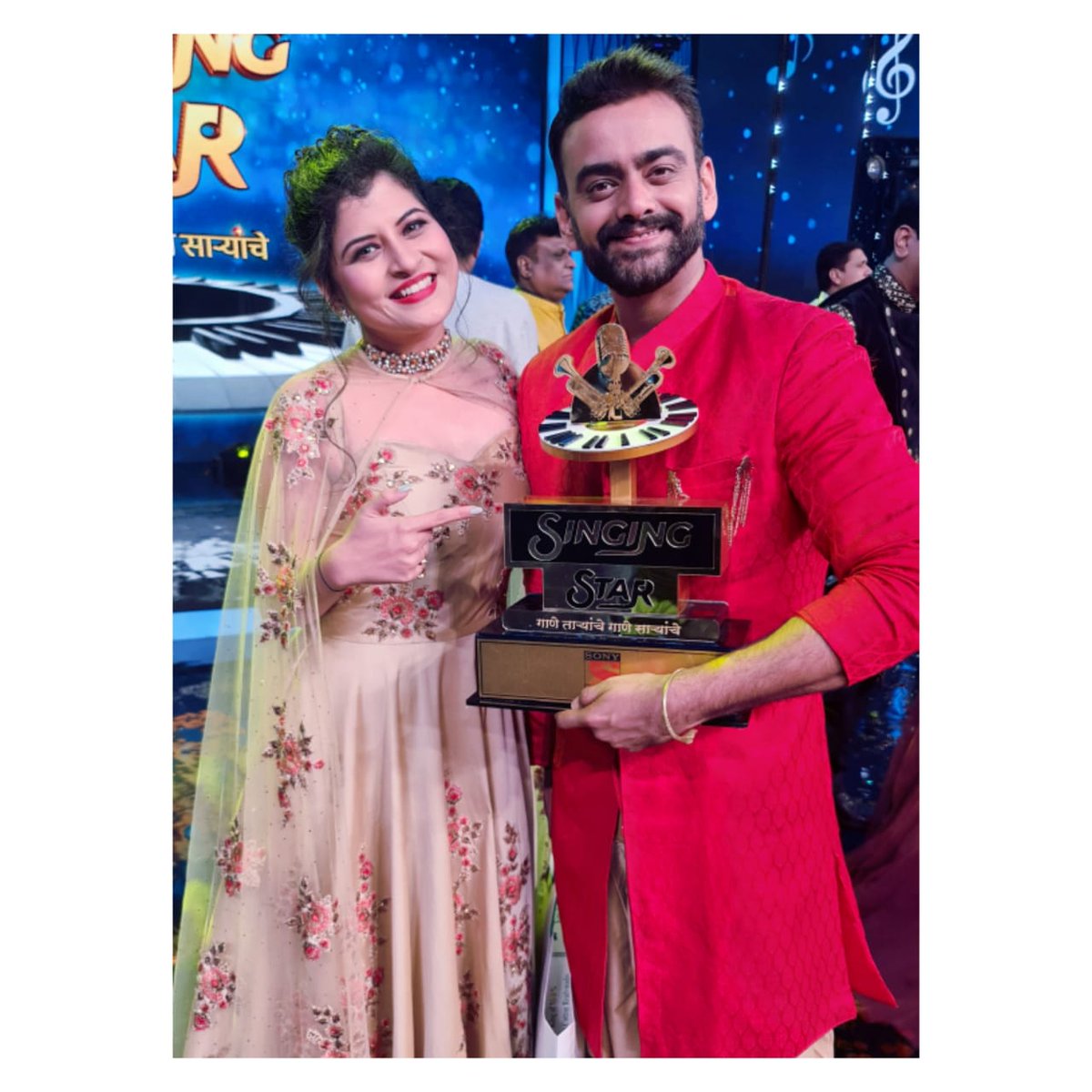 YuvaPrabhav's tweet image. गायिका @savaniravindra आणि अभिनेता आस्ताद काळे यांनी सोनी मराठीवरील 'सिंगिंग स्टार' कार्यक्रमात पटकावलं उपविजेते पद.
@DreamersPR
#savanieeravindrra #savanieeoriginals #secondwinner #runnerup #aastadkale #savanieesings #song #singer #singingstar #sonymarathi #dreamerspr