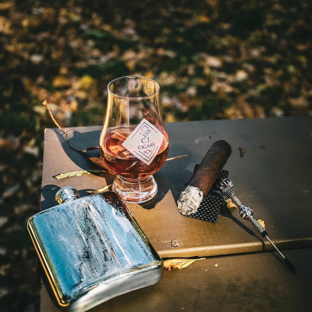 cjcigars1's tweet photo. Macallan cask strength sherry &amp; another Privada Club farm rolled.
.
#cjcigars #privadacigarclub #macallan #cigardagger #cigarsandscotch #scotchlover #scotch #cigars #cigaroftheday #cigarphotography #cigarsandcoffee #cigarsandcamping https://t.co/BfYPhIg0UL