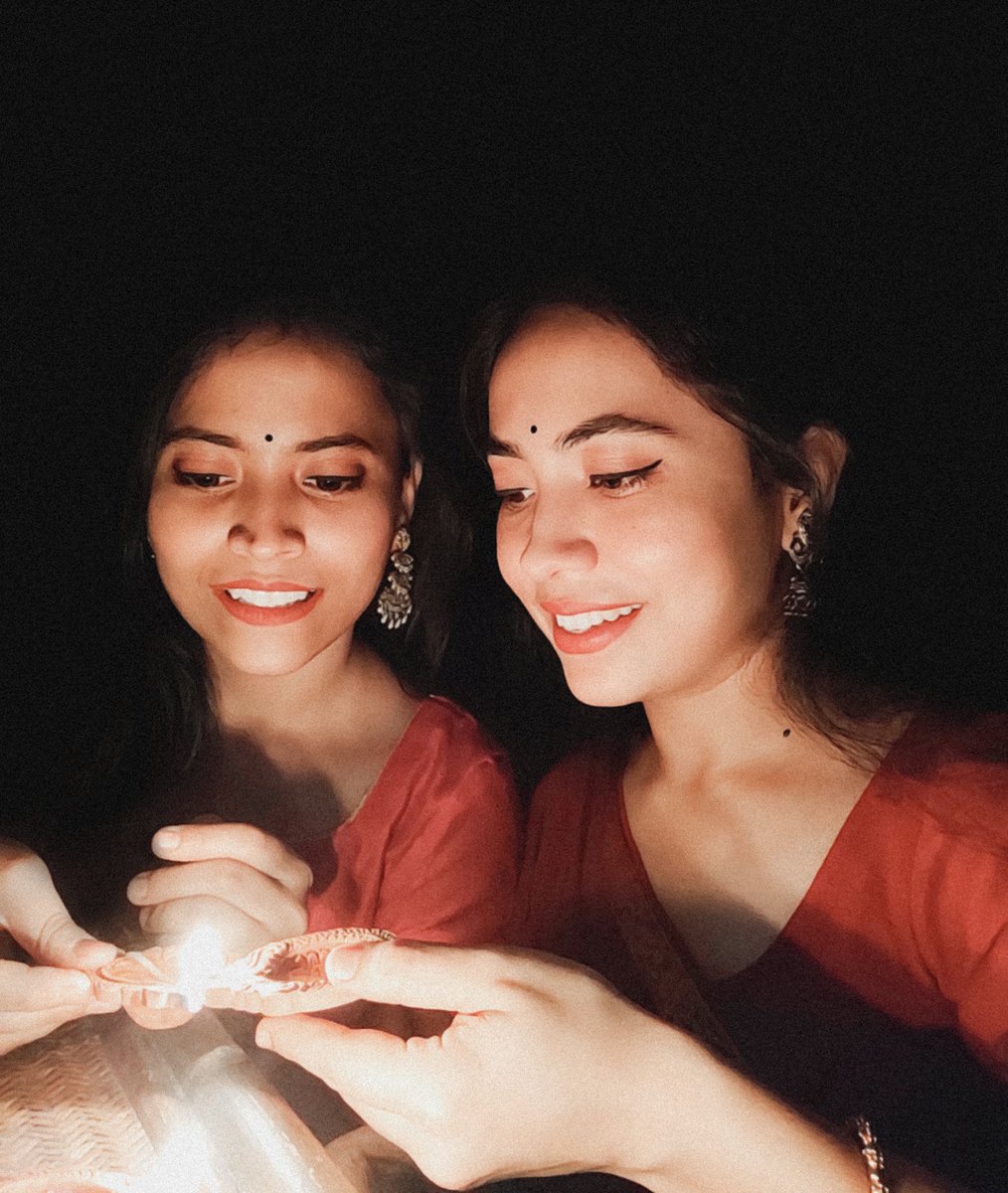 My favourite pic from this Diwali ❤️

#Twins #sisterlove #sisters #latepost #Diwali #Diwali2020 #SareeTwitter #saree