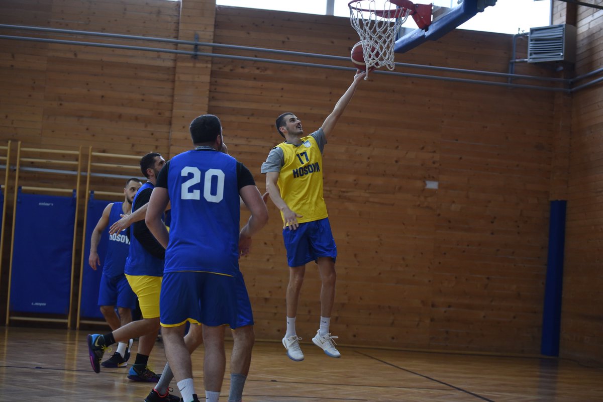 KBF_Official_'s tweet photo. Pamje nga stërvitjet e Kosovës 🇽🇰 në basketboll 🏀 në Marigona Residencë. Basketbollistët ⛹️‍♂️ e Kosovës 🇽🇰 po përgatiten maksimalisht para sfidave, ndaj Sllovakisë dhe Islandës

Foto: @dritonvitia

#AllForTheTeam🇽🇰 #AllForTheState https://t.co/7BueWaOFN4