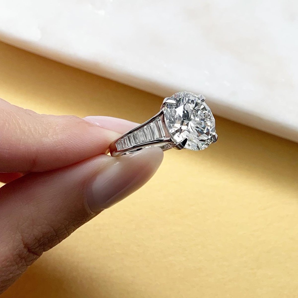 CrisscutNewYork's tweet photo. Stunning custom piece featuring a 9 carat round diamond! Dreamed up by you, handmade by Chritopher Designs. Begin your custom project today!
#choosecrisscut
#christopherdesigns #madeinnewyork https://t.co/PM4OV2TfrF