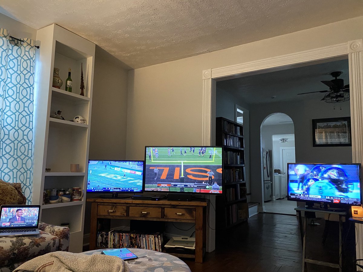 BuySellWithFawn's tweet photo. @TimHall971 what do you think of our set up? @d5a9c and I are trying to be you!!! #SportsAddiction https://t.co/GlMGUZEgw0