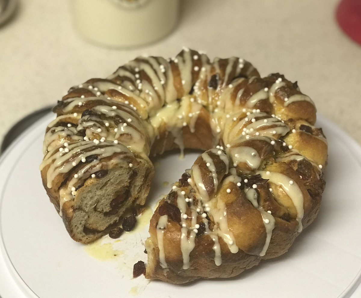 TheThirdWalker's tweet photo. Didnโt know what to do with my hands this morning...so I made an orange-cranberry wreath loaf. #baking #bread #holidaybread https://t.co/YwzaGpyOnw