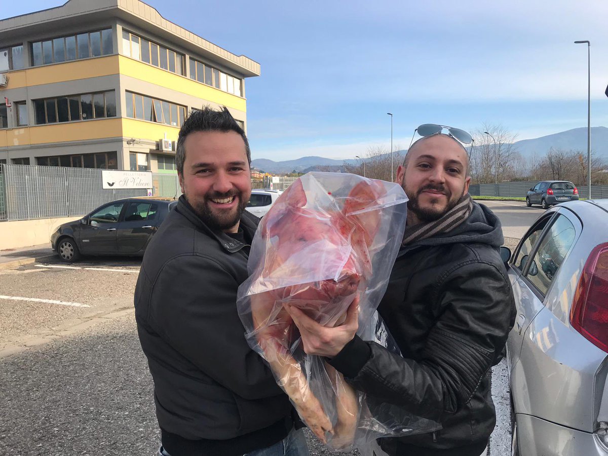 valledelsasso's tweet photo. Questa foto di L.Managlia,con narrazione @Marcogem78, immortala l’arte del cucinare di Andrea Perini con cui abbiamo il piacere di collaborare nel segno della #qualità dei prodotti ma anche di un #dialogo sul modo di concepire l’#agricoltura e la #tavola...https://t.co/uEN0sZXPVN https://t.co/TqYX7IiZL3