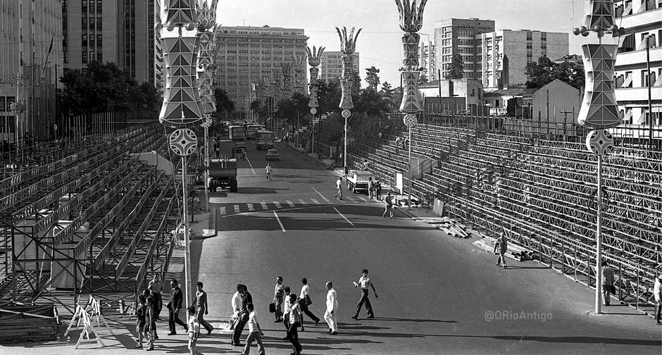 RIO ANTIGO 🚋 on Twitter: &quot;Montagem das arquibancadas para o desfile das escolas de samba na Avenida Presidente Antônio Carlos, no Centro do Rio. Carnaval de 1974. 📷 Luís Paulo 📁 O