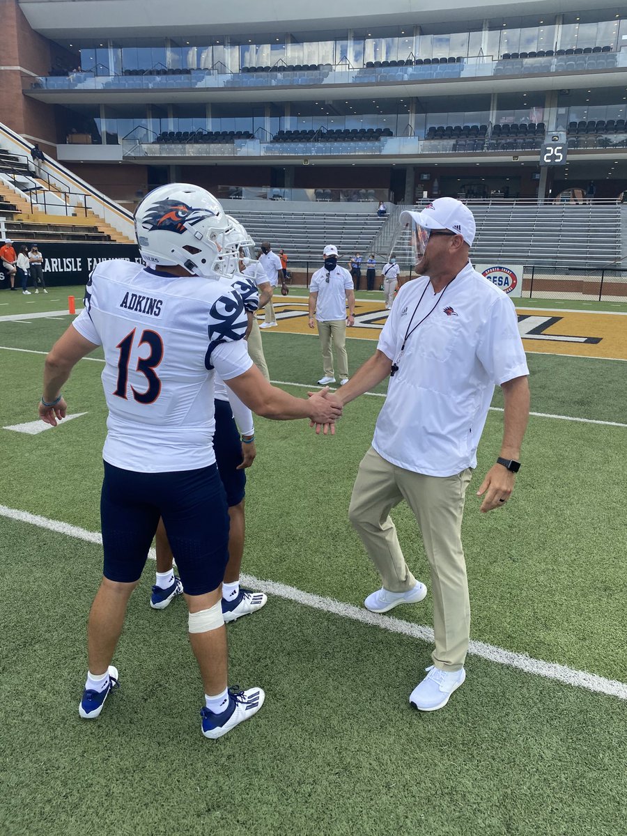UTSAFTBL's tweet photo. Getcha a coach that you love &amp; loves you. #BirdsUp 🤙 https://t.co/3XmASqfMJp