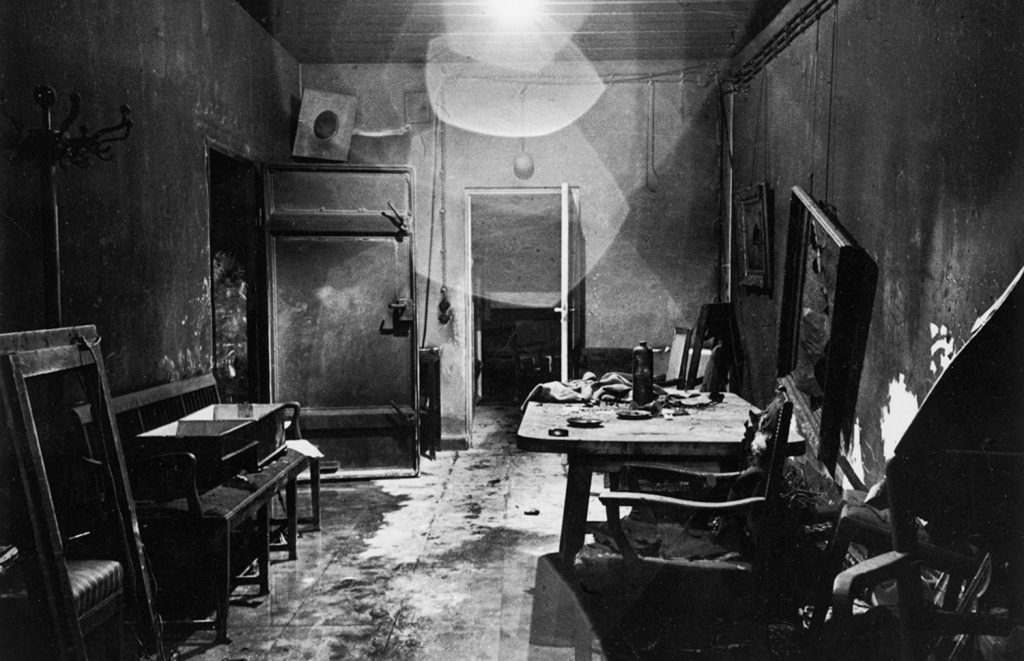 crazy_ivan11111's tweet photo. @DonaldJTrumpJr You and your PATHETIC father need to leave the White House...or move into the BUNKER like HITLER! Look how it worked out for him. #trumpbunker #hitlerbunker #TrumpIsANationalDisgrace https://t.co/jxvVQwwTu1