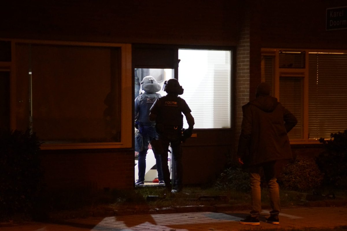De politie valt woning in Doetinchem binnen na tip over bewapende mannen, maar treft hennepkwekerij aan...